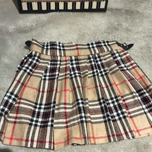 Toddler plaid skirt measures approximately 10 1/2 inches across the waist. - Picture 5 of 8